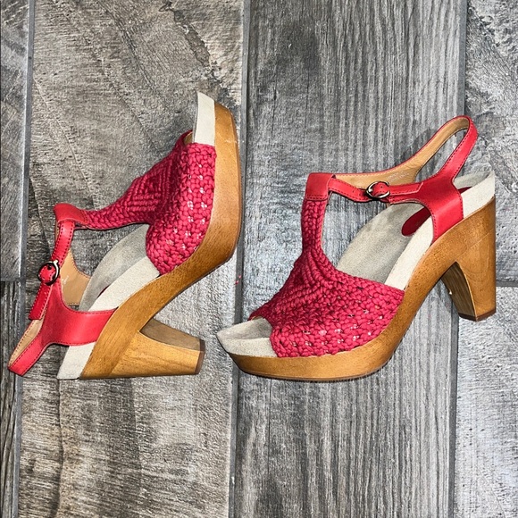 Earthies Red leather and Woven Slingback Sandals w/Wooden 3.5”Heel, 1”platform. - Picture 3 of 4